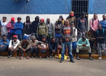 Ejército detiene camionero que transportaba ocultos a 32 haitianos indocumentados en Santiago