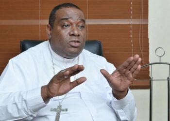 Monseñor Jesús Castro Marte advierte que los constantes tapones en La Otra Banda obstaculizan su desarrollo y propone asfaltar el Bulevar Turístico