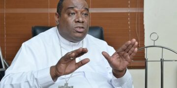 Monseñor Jesús Castro Marte advierte que los constantes tapones en La Otra Banda obstaculizan su desarrollo y propone asfaltar el Bulevar Turístico