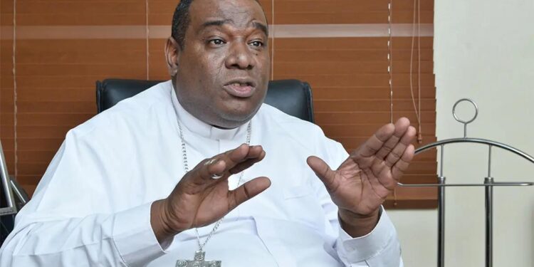 Monseñor Jesús Castro Marte advierte que los constantes tapones en La Otra Banda obstaculizan su desarrollo y propone asfaltar el Bulevar Turístico