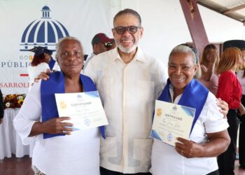 Desarrollo de la Comunidad entrega certificados a emprendedores en cursos técnicos y artesanales en Monte Plata