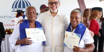 Desarrollo de la Comunidad entrega certificados a emprendedores en cursos técnicos y artesanales en Monte Plata