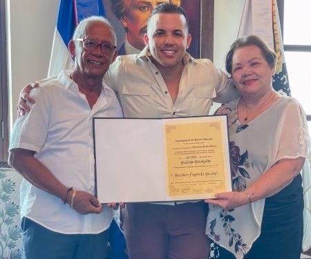 Ayuntamiento del DN declara Munícipe Distinguido al merenguero típico El Blachy