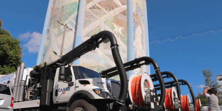 Gobierno Central entrega camiones succionadores de los más modernos de América para servicio de la CAASD