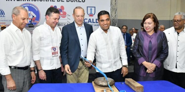 Ministro Kelvin Cruz aporta RD$ 1.3 millones para Copa de Boxeo