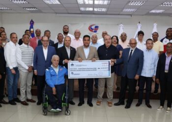 Ministro Kelvin Cruz entrega 250 millones más para preparar atletas de Juegos Centroamericanos y del Caribe.