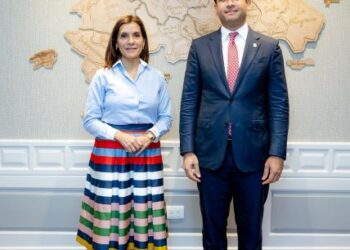 Embajadora de EE.UU visita en su despacho al senador Omar Fernández