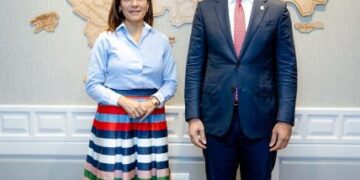 Embajadora de EE.UU visita en su despacho al senador Omar Fernández