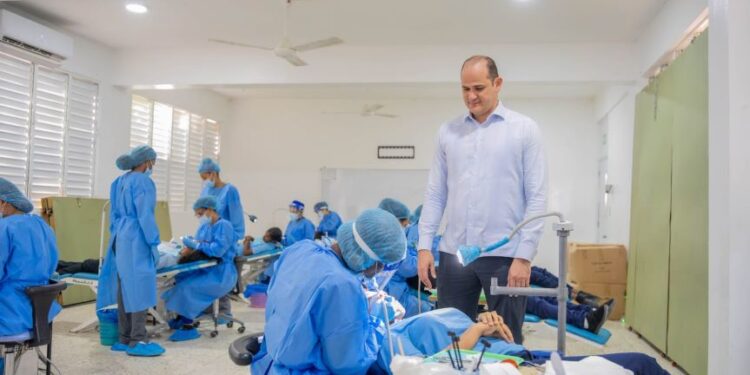 El INABIE beneficia a más de 700 estudiantes de Monte Plata en jornada de salud integral