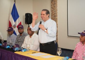 Francisco Javier García afirma que el PRM encabeza un “gobierno de improvisados” y asegura que el país va en reversa.