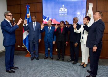 Ministro de Trabajo juramenta nuevos viceministros y destaca avances históricos en empleo y reducción de la pobreza