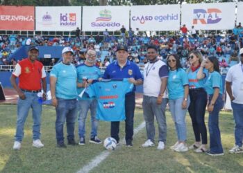 Profesor Santiago Portes realiza saque de honor en partido Salcedo FC vs O&M en la Liguilla de la LDF