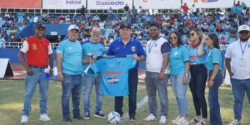 Profesor Santiago Portes realiza saque de honor en partido Salcedo FC vs O&M en la Liguilla de la LDF