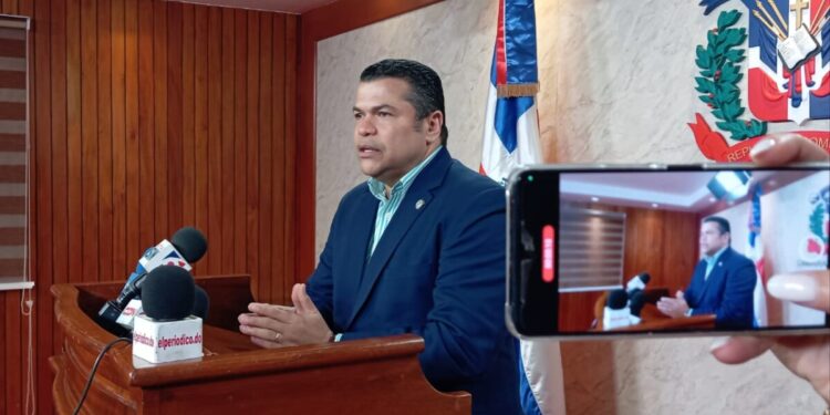 Diputado Tobías Crespo acusa a Eduardo Estrella Ministro de Obras Publicas y a la alcaldesa Carolina Mejía de mutilar las áreas verdes de Los Jardines del Norte.