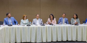 Comisión de Dominicanos en el Exterior de la CD destaca innovaciones del pasaporte biométrico dominicano