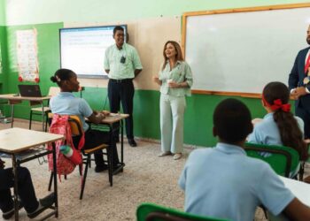 Carolina continúa su acercamiento con estudiantes; lleva programa al Centro Educativo La República de Guatemala