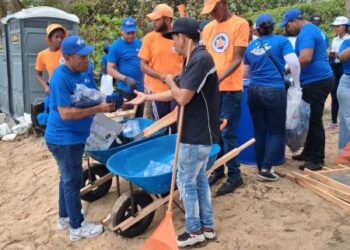 Realizan jornada de limpieza en la playa Uvero Alto, Punta Cana