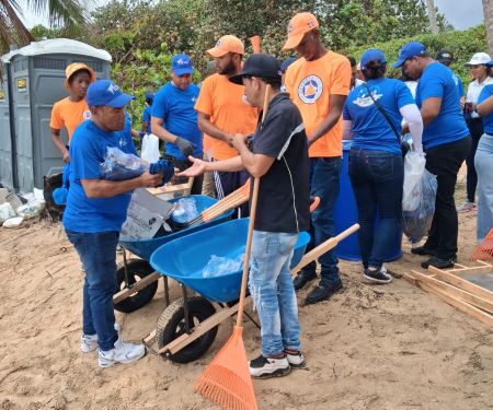 Realizan jornada de limpieza en la playa Uvero Alto, Punta Cana