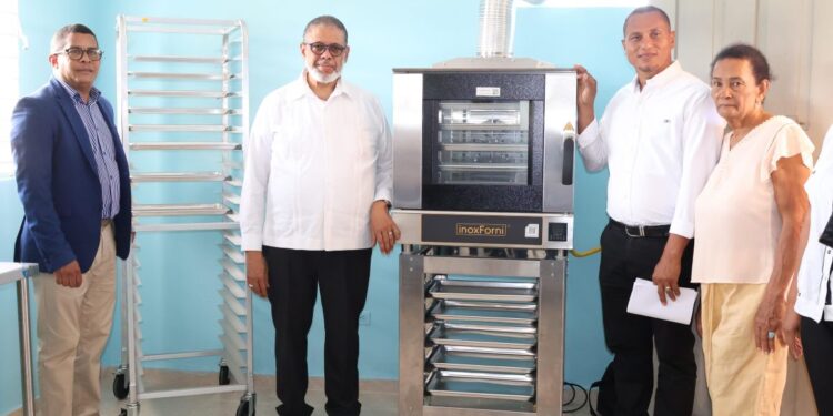 Desarrollo de la Comunidad entrega panadería y repostería en Barahona