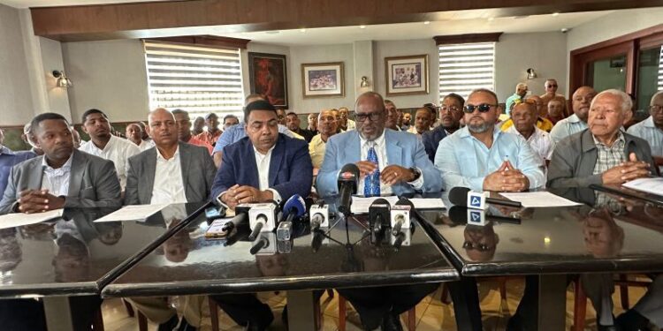 Transportistas anuncian que mantendrán tarifas pese al alza de combustibles en respaldo a estabilidad económica