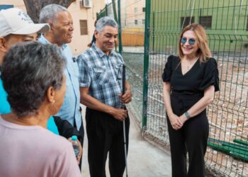 Carolina Mejía supervisa trabajos realizados en el parque V Centenario y su entorno en Villa Juana