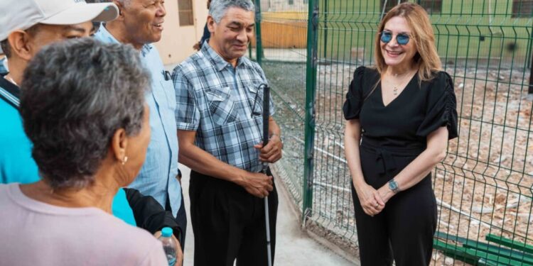 Carolina Mejía supervisa trabajos realizados en el parque V Centenario y su entorno en Villa Juana