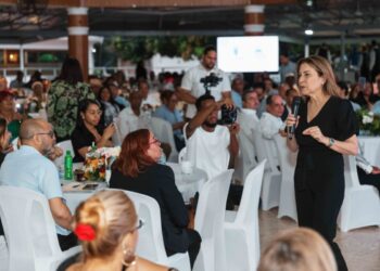 Carolina resalta rol de las juntas de vecinos y encabeza gran agasajo por su día