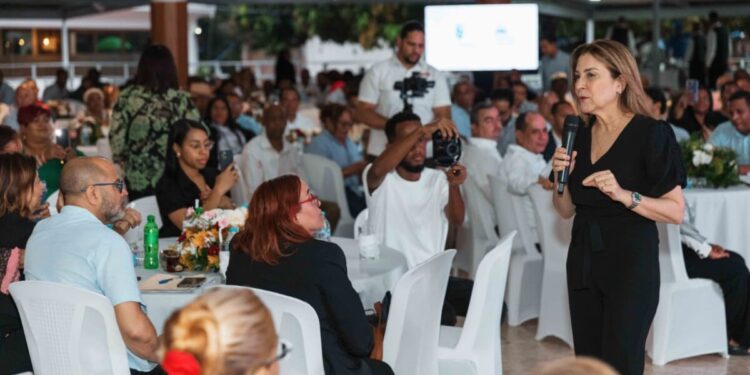 Carolina resalta rol de las juntas de vecinos y encabeza gran agasajo por su día