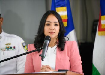 Ministra de Interior anuncia la suspensión inmediata de agente por agresión a ciudadana en Los Minas