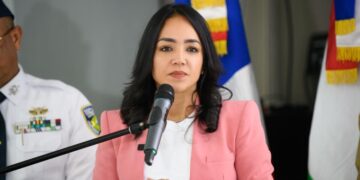 Ministra de Interior anuncia la suspensión inmediata de agente por agresión a ciudadana en Los Minas
