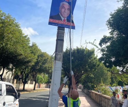 Alcaldía del Distrito Nacional inicia operativo de retiro de propaganda irregular en espacios públicos