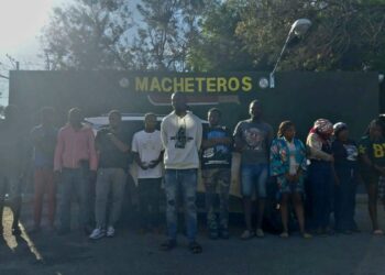 Tras persecución Ejército intercepta vehículo con 16 haitianos indocumentados y detiene conductor en Valverde