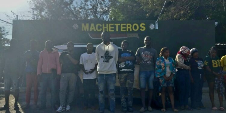 Tras persecución Ejército intercepta vehículo con 16 haitianos indocumentados y detiene conductor en Valverde