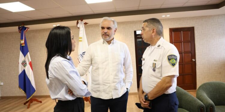 Ministro Luis Miguel De Camps impulsa acciones para reforzar la seguridad en centros educativos de todo el país