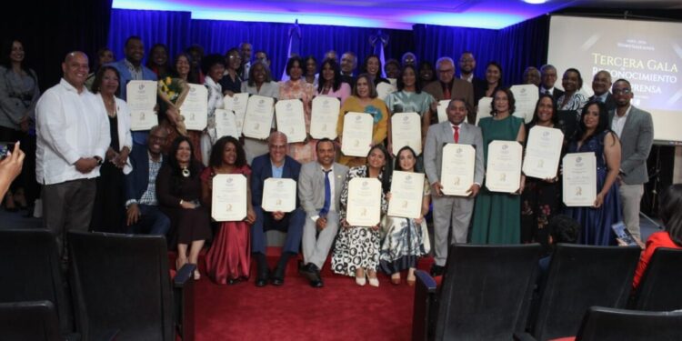 El CDP reconoce la trayectoria de 39 periodistas en emotiva gala