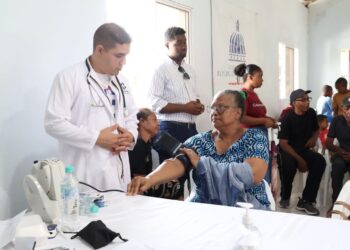 DGDC lleva “La Ruta Comunitaria” a El Carril de Haina con jornada médica, entrega de medicamentos y acondicionamiento de viviendas