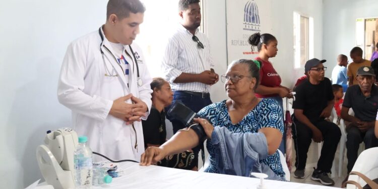 DGDC lleva “La Ruta Comunitaria” a El Carril de Haina con jornada médica, entrega de medicamentos y acondicionamiento de viviendas