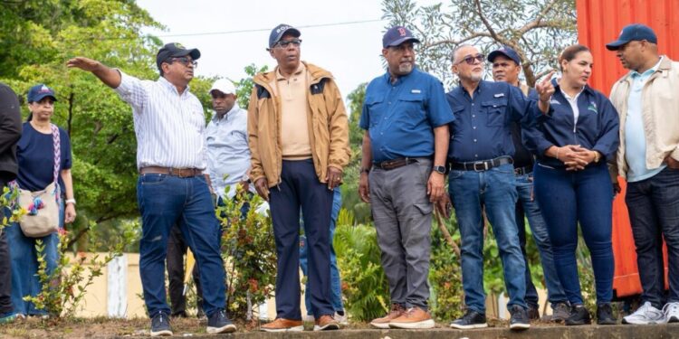 Director de DASAC encabeza recorrido por Los Alcarrizos y La Guáyiga tras daños provocados por inundaciones
