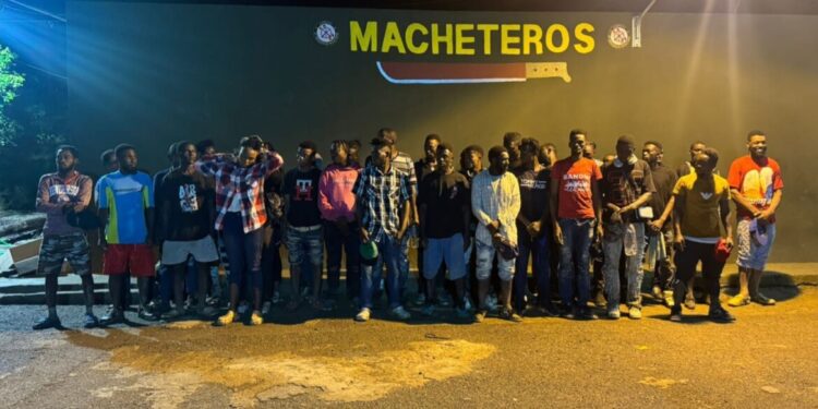 Patrulla del Ejército detiene a 38 haitianos indocumentados en operativo realizado en Valverde