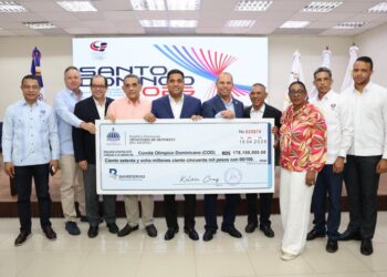 Ministro Kelvin Cruz entrega RD$178 millones más al COD para preparación de atletas