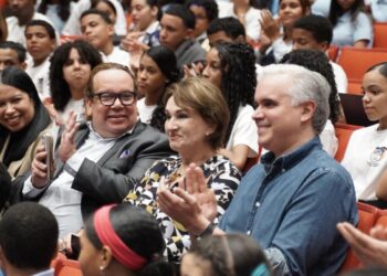 Luis Miguel De Camps encabeza Gala Regional de Arte en Santiago y refuerza impulso del arte en el sistema público