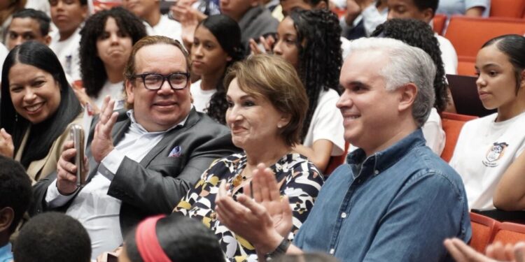 Luis Miguel De Camps encabeza Gala Regional de Arte en Santiago y refuerza impulso del arte en el sistema público