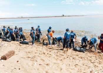 Alcaldía del DN, Medio Ambiente y otras entidades realizan limpieza en playa Montesinos