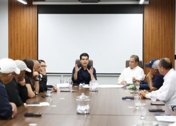 Wellington Arnaud verifica con comité de veeduría avances de construcción alcantarillado sanitario en Licey al Medio