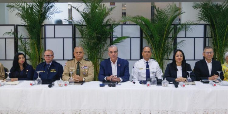 Ministra Faride Raful advierte sobre “cultura del desorden” y llama a ayudar primero antes de grabar.