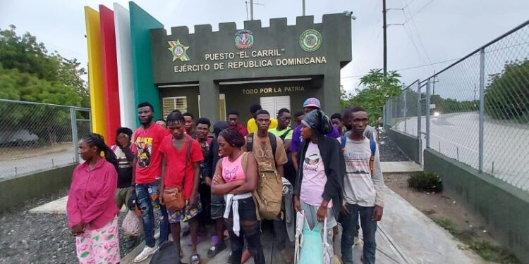 Ejército detiene minibús con 21 indocumentados en San Juan de la Maguana