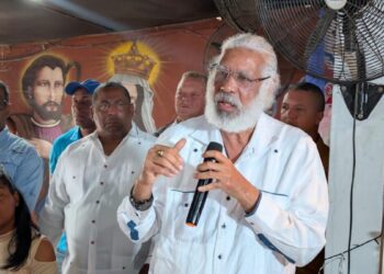 Juan Hubieres y organizaciones sociales de SDN acuerdan luchar contra alzas de combustibles y canasta familiar