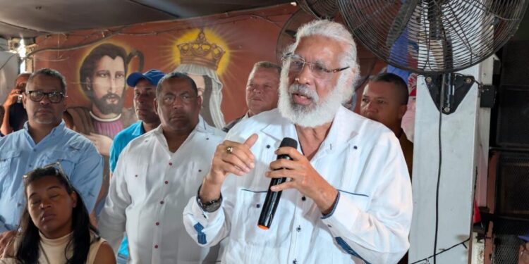 Juan Hubieres y organizaciones sociales de SDN acuerdan luchar contra alzas de combustibles y canasta familiar