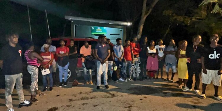 Tras persecución detienen vehículo con 23 indocumentados en Santiago Rodríguez