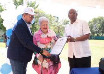 Liga de Softbol de Profesores de la UASD inaugura torneo y reconoce a Editrudis Beltrán por su impulso al deporte universitario